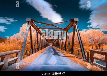 Infrarotlandschaft einer alten Stahlbrücke Stockfoto