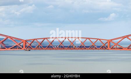 ScotRail-Zug über den Firth of Forth auf der Forth Rail Bridge, South Queensferry, Edinburgh, Schottland, Großbritannien Stockfoto