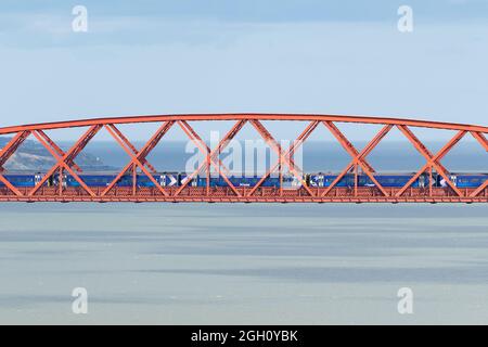 ScotRail-Zug über den Firth of Forth auf der Forth Rail Bridge, South Queensferry, Edinburgh, Schottland, Großbritannien Stockfoto