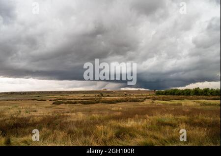 Sturm, der den Gallocanta-See erreicht, ein erklärtes Ramsar-Gebiet, das eine Fläche von 6,720 ha als Feuchtgebiet von internationaler Bedeutung schützt und auch als Sp. Z o.o. deklariert wurde Stockfoto