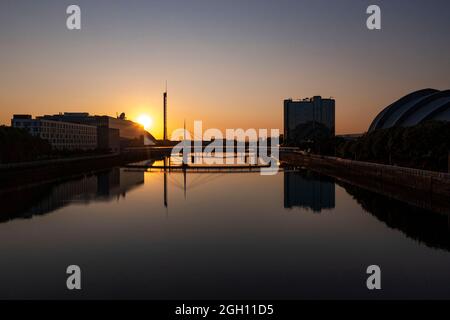 Glasgow, Schottland, 1. September 2021. IM BILD: Glockenbrücke über den Fluss Clyde mit dem Glasgow Tower (Mitte links). Dronen-Luftaufnahme von oben auf die COP26, die auf dem SEC (Scottish Event Campus) in Glasgow stattfindet, der früher als SECC (Scottish Exhibition and Conference Center) bekannt war, zusammen mit dem SEC Armadillo und der SSE Hydro Arena, die den neuen Campus bilden. Vom 1. Bis 12. November dieses Jahres wird hier die Klimakonferenz COP26 stattfinden. Quelle: Colin Fisher. Stockfoto