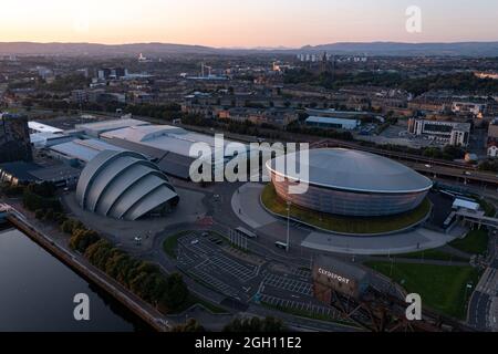 Glasgow, Schottland, 1. September 2021. IM BILD: Drone-Luftaufnahme von oben auf den COP26-Veranstaltungsort, der auf dem SEC (Scottish Event Campus) in Glasgow stattfindet, der früher als SECC (Scottish Exhibition and Conference Center) bekannt war, zusammen mit dem SEC Armadillo und der SSE Hydro Arena, die den neuen Campus bilden. Vom 1. Bis 12. November dieses Jahres wird hier die Klimakonferenz COP26 stattfinden. Quelle: Colin Fisher. Stockfoto