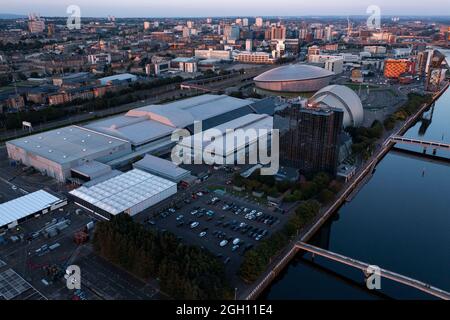 Glasgow, Schottland, 1. September 2021. IM BILD: Drone-Luftaufnahme von oben auf den COP26-Veranstaltungsort, der auf dem SEC (Scottish Event Campus) in Glasgow stattfindet, der früher als SECC (Scottish Exhibition and Conference Center) bekannt war, zusammen mit dem SEC Armadillo und der SSE Hydro Arena, die den neuen Campus bilden. Vom 1. Bis 12. November dieses Jahres wird hier die Klimakonferenz COP26 stattfinden. Quelle: Colin Fisher. Stockfoto
