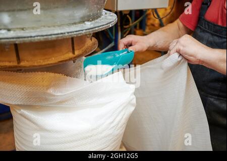 Nahaufnahme aus weißem Granulat und Plastikbeutel Stockfoto