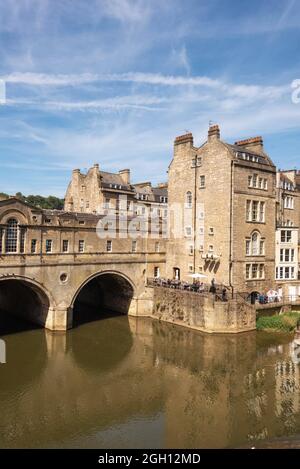 Pulteney Brücke und Wehr am Fluss Avon in der historischen Stadt Bath in Somerset, England.