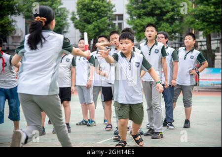 Wuhan, Chinas Provinz Hubei. September 2021. Am 1. September 2021 nehmen Schüler an einem Staffellauf an einer Grundschule in Wuhan, der zentralchinesischen Provinz Hubei, Teil. Viele Grund- und Mittelschulen in Wuhan begannen, verschiedene Arten von Nachschulleistungen anzubieten, um den individuellen Anforderungen der Schüler im neuen Semester gerecht zu werden. Quelle: Wu Zhizun/Xinhua/Alamy Live News Stockfoto