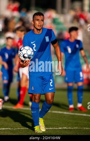 Gladsaxe, Dänemark. September 2021. Eleftherios Lyratzis (2) aus Griechenland beim internationalen Freundschaftsspiel unter 21 zwischen Dänemark und Griechenland im Gladsaxe Stadium in Gladsaxe, Dänemark. (Foto: Gonzales Photo/Alamy Live News Stockfoto