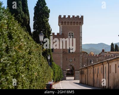 Umkämpfter Turm der mittelalterlichen Burg am Eingang zum Dorf Bolgheri. Stockfoto