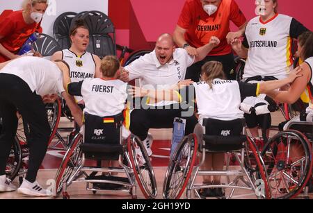 Tokio, Japan. September 2021. Paralympics: Rollstuhlbasketball, Bronzemedaillenspiel, Frauen, Deutschland - USA, Ariake Arena. Bundestrainer Dennis Nohl jubelt zu Beginn des Spiels über seine Spieler. Das US-Team gewinnt die Bronzemedaille Credit: Karl-Josef Hildenbrand/dpa/Alamy Live News Stockfoto