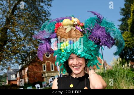 West Bay, Dorset, Großbritannien. August 2021. Besucher und Einheimische genießen in den letzten Sommerferien die Sonne und das Meer in der West Bay an der Dorset-Küste. Kredit: Tom Corban/Alamy Live Nachrichten Stockfoto