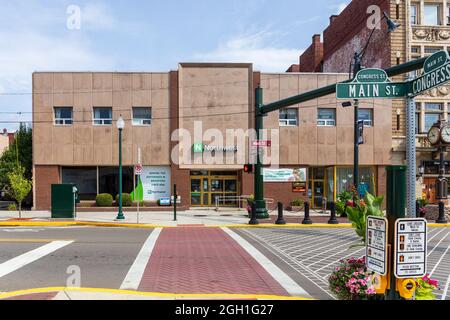 BRADFORD, PA, USA-13. AUGUST 2021: Fassade der Northwest Bank, eine Zweigstelle an der Main Street. Stockfoto