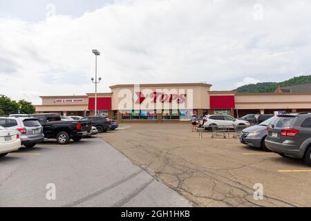 BRADFORD, PA, USA-13 AUGUST 2021: A TOPS MARKET. Diese Lebensmittelgeschäfte befinden sich in New York, Pennsylvania und Vermont. Zeigt die Vorderseite des Geschäfts, Parkplätze Stockfoto