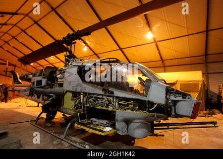 U.S. Marine Corps mit Marine Light Attack Helicopter Squadron 167 führen Routinewartung auf einem AH-1W Super Cobra Hubschrauber in Camp Bastion, Provinz Helmand, Afghanistan, 24. Juni 2013 durch. Die Marineinfanteristen führten Wartungsarbeiten am Hubschrauber durch, um die Inspektionsstandards zu erfüllen. (USA Marine Corps Foto von Sgt. Gabriela Garcia/Freigegeben) Stockfoto