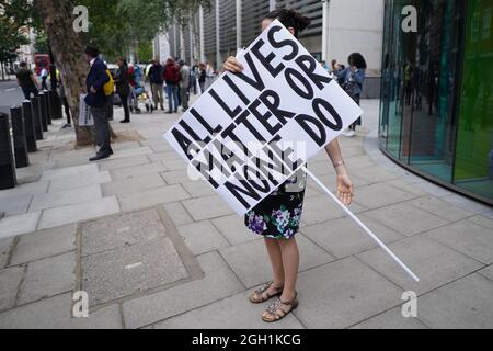 Ein Demonstrator bei einem Anti-Abtreibungsprotest in Westminster, London. Bilddatum: Samstag, 4. September 2021. Stockfoto