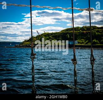 Blick auf Georges Island von einem Segelboot aus Stockfoto