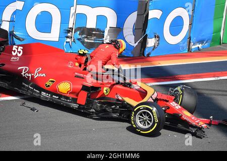 Zandvoort, Niederlande. September 2021. 04.09.2021, Circuit Park Zandvoort, Zandvoort, FORMEL 1 HEINEKEN DUTCH GRAND PRIX 2021, im Bild Unfall von Carlos Sainz Jr. (ESP # 55), Scuderia Ferrari Mission winnow Credit: dpa/Alamy Live News Stockfoto