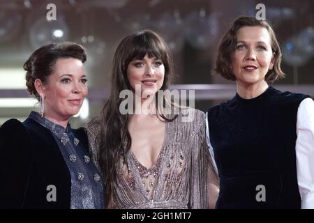 Venedig, Italien. September 2021. Olivia Colman, Dakota Johnson und Maggie Gyllenhaal nahmen an der Premiere der Lost Daughter im Rahmen der 78. Internationalen Filmfestspiele von Venedig am 3. September 2021 in Venedig, Italien, Teil. Foto von Paolo Cotello/imageSPACE/Sipa USA Credit: SIPA USA/Alamy Live News Stockfoto