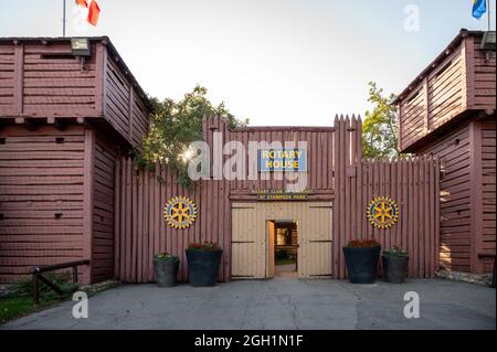 Calgary, Alberta - 3. September 2021: Außenfassade und Detail des Rotary House im Calgary Stampede Park. Stockfoto