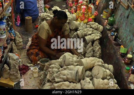 Chennai, Tamil Nadu, Indien. September 2021. Ein indischer Künstler gibt einem Idol des Hindu-Gottes, Lord Ganesh, bei einem Workshop in Kosapet, Chennai, den letzten Schliff. Idol-Macher in ganz Indien bereiten vor dem Start des jährlichen Ganesh-Festivals eifrig Lord Ganesh-Idole vor (Bildquelle: © Sri Loganathan/ZUMA Press Wire) Bildquelle: ZUMA Press, Inc./Alamy Live News Stockfoto