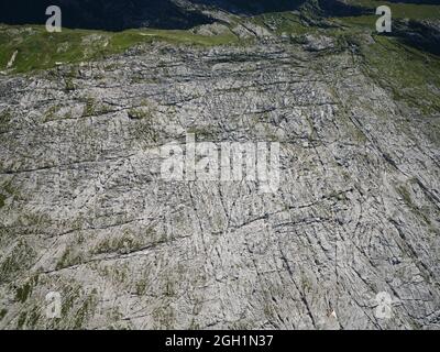 LUFTAUFNAHME. Desert de Platé ist eine geologische Neugier auf erodierten Kalkstein (Lapiaz). Sixt-Fer-à-Cheval, Haute-Savoie, Frankreich. Stockfoto