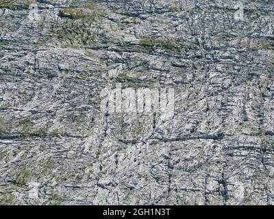 LUFTAUFNAHME. Desert de Platé ist eine geologische Neugier auf erodierten Kalkstein (Lapiaz). Sixt-Fer-à-Cheval, Haute-Savoie, Frankreich. Stockfoto