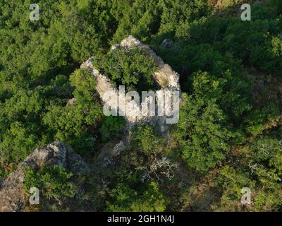 LUFTAUFNAHME. Verlassene Wachtürme, die von Vegetation überwuchert werden. Nibles, Alpes-de-Haute-Provence, Frankreich. Stockfoto