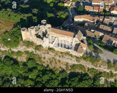 LUFTAUFNAHME. Hoch gelegene Burg von Tallard mit Blick auf die mittelalterliche Stadt. Tallard, Hautes-Alpes, Frankreich. Stockfoto
