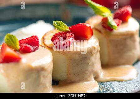 Nahaufnahme von Hüttenkäse-Pfannkuchen mit Himbeeren Stockfoto