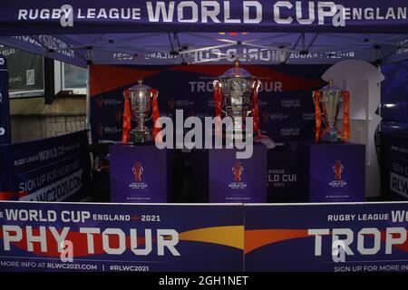 Newcastle upon Tyne, Großbritannien, 4.. September 2021, die Rugby League World Cup Trophy, die für das Rugby Super League Dacia Magic Weekend zu sehen ist, kehrt in den St James’ Park zurück. Quelle: DEW/Alamy Live News Stockfoto