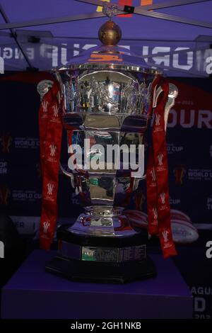 Newcastle upon Tyne, Großbritannien, 4.. September 2021, die Rugby League World Cup Trophy, die für das Rugby Super League Dacia Magic Weekend zu sehen ist, kehrt in den St James’ Park zurück. Quelle: DEW/Alamy Live News Stockfoto