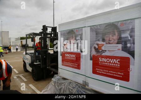 Phnom Penh, Kambodscha. September 2021. Ein Arbeiter transportiert den Sinovac-Impfstoff COVID-19 auf dem Internationalen Flughafen von Phnom Penh in Phnom Penh, Kambodscha, 4. September 2021. Kambodscha erhielt am Samstag zusätzliche 2.5 Millionen Dosen des chinesischen Sinovac-Impfstoffs gegen COVID-19, als das südostasiatische Land die Pandemie weiter bekämpfte. Quelle: Pearum/Xinhua/Alamy Live News Stockfoto