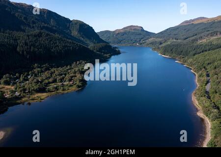 Loch Lubnaig, Callander, Loch lomond und Trossachs National Park, Schottland. 2. September 2021. BILD: Luftaufnahme von Loch Lubnaig, dann von einer Drohne. Loch Lubnaig (Loch Lùbnaig in Gälisch) ist ein kleiner süßwasserloch in der Nähe von Callander in der Stirling council Area, Schottische Highlands. Das loch liegt zwischen Ben Ledi und Ben Vorlich. Loch Lubnaig wird vom Fluss Balvaig aus dem Norden gespeist und von der Garbh uisge nach Süden abgeleitet. Es bietet Fischfang vom Ufer aus, während Kanus am Nordende gemietet werden können. Alternativ bieten zwei Parkplätze am Ostufer perfekte Parkmöglichkeiten Stockfoto