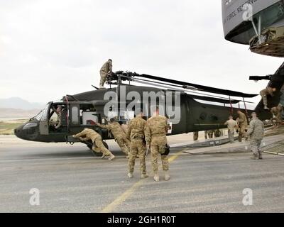 Soldaten der 12. Combat Aviation Brigade aus Ansbach, Deutschland, entladen am 27. April 2012 einen Hubschrauber der UH-60 Black Hawk aus einem Frachtflugzeug der C5 Galaxy in Mazar e Sharif, Afghanistan. Die Brigade setzt sich für die Operation Enduring Freedom in das afghanische Regionalkommando Nord ein. (Foto von Maj. John C. Crotzer) Stockfoto