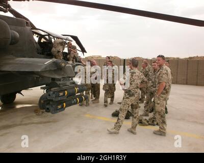 Nachdem er vom Kommandanten der Basis Brig ein Zertifikat für die 10.000. Luftbewegung des Mazar-e-Sharif Airfield erhalten hatte. General Siegmann, CW4 Ryan Eyre und Maj. John C. Crotzer posieren für ein Erinnerungsfoto mit dem deutschen und schwedischen Luftverkehrskontrollteam vor ihrem Hubschrauber AH-64 Apache. (Foto von US Army) Stockfoto