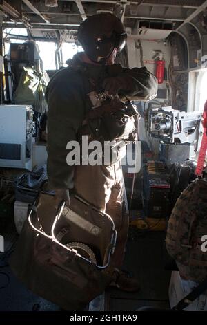 US Marine Corps Gunnery Sgt. Jeremy Miller, Crewchef, Marine Heavy Helicopter Squadron 363 (HMH-363), sichert Ausrüstung nach Gebrauch, Camp Bastion, Provinz Helmand, Afghanistan, Januar 5. Marines von HMH-363 sichern die Ausrüstung, um die Rechenschaftspflicht und den Schutz der Ausrüstung zu gewährleisten. Stockfoto