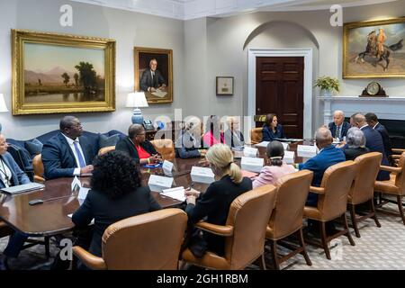 Präsident Joe Biden und Vizepräsident Kamala Harris treffen sich am Donnerstag, den 8. Juli 2021, im Roosevelt-Raum des Weißen Hauses mit Bürgerrechtführern. (Offizielles Foto des Weißen Hauses von Adam Schultz) Stockfoto