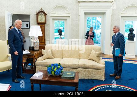 Präsident Joe Biden begrüßt den Chefarzt des medizinischen Beraters von Präsident Dr. Anthony Fauci bei einem Briefing über COVID-19 am Freitag, den 16. Juli 2021, im Oval Office des Weißen Hauses. (Offizielles Foto des Weißen Hauses von Adam Schultz) Stockfoto