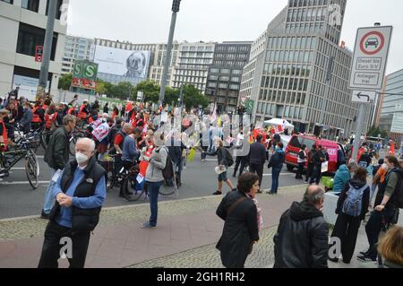 Demonstration für die solidarische Gesellschaft in Berlin, Deutschland - 4. September 2021. Stockfoto