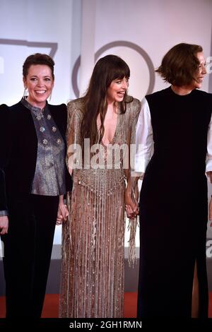 Venedig, Italien. September 2021. VENEDIG, ITALIEN - 03. SEPTEMBER: Olivia Colman, Dakota Johnson, Maggie Gyllenhaal besuchen den roten Teppich des Films 'die verlorene Tochter' während des 78. Internationalen Filmfestivals von Venedig am 03. September 2021 in Venedig, Italien. Kredit: dpa/Alamy Live Nachrichten Stockfoto