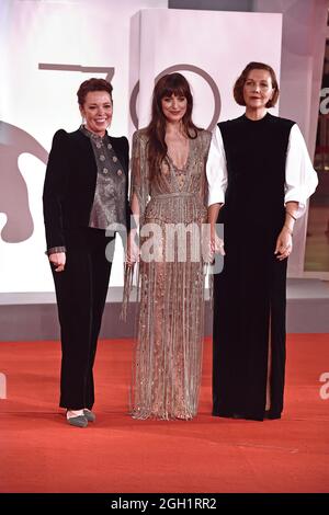 Venedig, Italien. September 2021. VENEDIG, ITALIEN - 03. SEPTEMBER: Olivia Colman, Dakota Johnson, Maggie Gyllenhaal besuchen den roten Teppich des Films 'die verlorene Tochter' während des 78. Internationalen Filmfestivals von Venedig am 03. September 2021 in Venedig, Italien. Kredit: dpa/Alamy Live Nachrichten Stockfoto