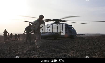 Ein CH-53E Superhengst von Marine Heavy Helicopter Squadron 361, 3. Marine Aircraft Wing (Forward), setzt ein Team von Geologen ein, die für die Task Force für Business- und Stabilitätsoperationen in der Hubschrauberlandezone Barton arbeiten, um Operation Centrum, August 16, zu unterstützen. Sechzehn Marineinfanatiker und ein Korpsmann der 1. Marine Division (Fwd) begleiteten die sechs Geologen bei der Ausgrabung von Gesteinsproben aus dem Gebiet auf der Suche nach seltenen wertvollen Erdelementen und industriellen Mineralien. Die Unterstützung der 3. MAW (Fwd) ermöglichte es den Geologen, etwa 200 Pfund SA zu entfernen Stockfoto