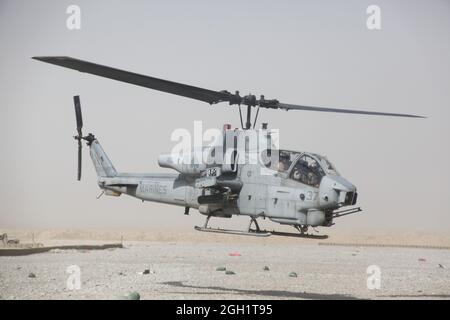 Eine Marine Light Attack Helicopter Squadron 267 AH-1W Cobra landet auf der Forward Operationsbasis Edinburgh, Afghanistan, Juli 16. Kobras sind eines der Flugzeuge, die verwendet werden, um den dringend benötigten überwachen Schutz der US-Armee Luft Ambulanzzug dort stationiert. Stockfoto