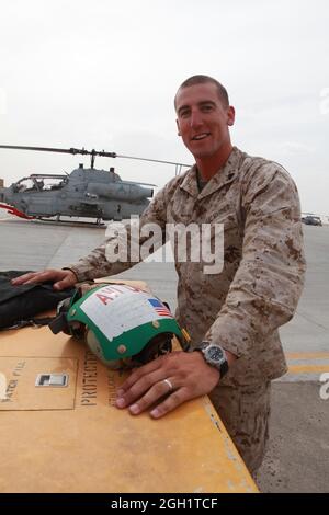 Cpl. Brian J. Mages ist ein Flugzeugelektriker mit Marine Light Attack Helicopter Squadron 267, der aus dem Marine Corps Base Camp Pendleton, Kalifornien, eingesetzt wird. Mages, ein gebürtiger aus Reading, Ohio, wird derzeit mit dem 2. Marine Aircraft Wing (Forward) nach Camp Bastion, Afghanistan, eingesetzt. Mages bereitet Flugwaffen, Navigation und Kommunikation vor. Mages sagte, der interessanteste Aspekt des Einsatzes für ihn sei das Wissen, dass sein Job manchmal seinen jüngeren Bruder unterstützt, der ein Marine ist, der mit dem 3. Bataillon, dem 2. Marineregiment im Südwesten Afghanistans, eingesetzt wird. Stockfoto