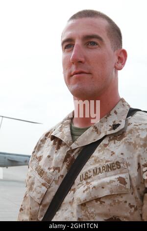 Cpl. Brian J. Mages ist ein Flugzeugelektriker mit Marine Light Attack Helicopter Squadron 267, der aus dem Marine Corps Base Camp Pendleton, Kalifornien, eingesetzt wird. Mages, ein gebürtiger aus Reading, Ohio, wird derzeit mit dem 2. Marine Aircraft Wing (Forward) nach Camp Bastion, Afghanistan, eingesetzt. Mages bereitet Flugwaffen, Navigation und Kommunikation vor. Mages sagte, der interessanteste Aspekt des Einsatzes für ihn sei das Wissen, dass sein Job manchmal seinen jüngeren Bruder unterstützt, der ein Marine ist, der mit dem 3. Bataillon, dem 2. Marineregiment im Südwesten Afghanistans, eingesetzt wird. Stockfoto