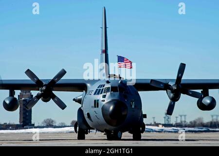 Ein US Air Force C-130 Hercules wies den 133. Luftlift Wing Taxis auf die Rampe in St. Paul, Minn., 6. März 2020 zu. Die Airmen kehren zurück