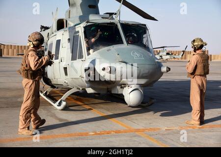 U.S. Marine Corps Lance CPL. Seamos Clarke und Staff Sgt. Robert Wise mit Marine Light Attack Helicopter Squadron (HMLA) 469 führt vor der Unterstützung der Operation Hellberd V auf Camp Bastion, Provinz Helmand, Afghanistan, am 20. Juni 2012 Vorflugkontrollen mit einem UH-1Y Venom Huey-Hubschrauber durch. HMLA-469 stellte während der Operation halberd V Luftaufklärung und Sicherheit für die Marine des 3. Leichten Panzeraufklärungsbataillons zur Verfügung, um die Verteilung von Banngut zur Unterstützung von Aufstandsbekämpfungsoperationen zu verhindern. Stockfoto