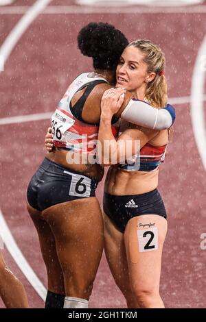 TOKIO, JAPAN. September 2021. Kadeena Cox (rechts) und Ali Smith (GBR) bei Leichtathletik-Veranstaltungen - die Paralympischen Spiele von Tokio 2020 im Olympiastadion am Samstag, den 04. September 2021 in TOKIO, JAPAN. Kredit: Taka G Wu/Alamy Live Nachrichten Stockfoto