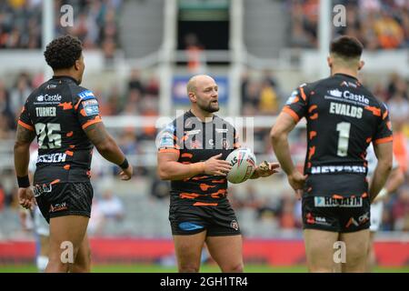 Newcastle, England - 4. September 2021 - Paul McShane von Castleford Tigers gibt während des Rugby League Betfred Super League Magic Weekend Castleford Tigers vs Salford Red Devils im St James' Park Stadium, Newcastle, Großbritannien Anweisungen Kredit: Dean Williams/Alamy Live News Stockfoto