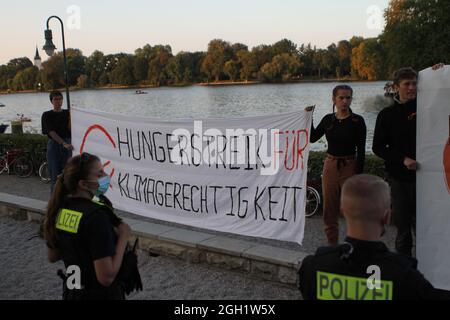 Berlin, Deutschland. September 2021. Berlin-Treptow: Das Foto zeigt Demonstranten mit einem Plakat auf der Bühne im Garten des Berliner Restaurants Zenner Treptow (Foto: Simone Kuhlmey/Pacific Press) Quelle: Pacific Press Media Production Corp./Alamy Live News Stockfoto