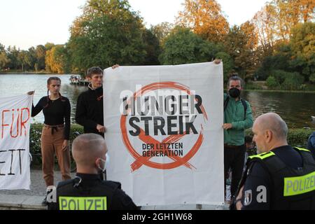 Berlin, Deutschland. September 2021. Berlin-Treptow: Das Foto zeigt Demonstranten mit einem Plakat auf der Bühne im Garten des Berliner Restaurants Zenner Treptow (Foto: Simone Kuhlmey/Pacific Press) Quelle: Pacific Press Media Production Corp./Alamy Live News Stockfoto